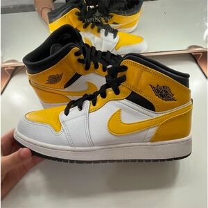 Air Jordan 1 mid “University Gold”